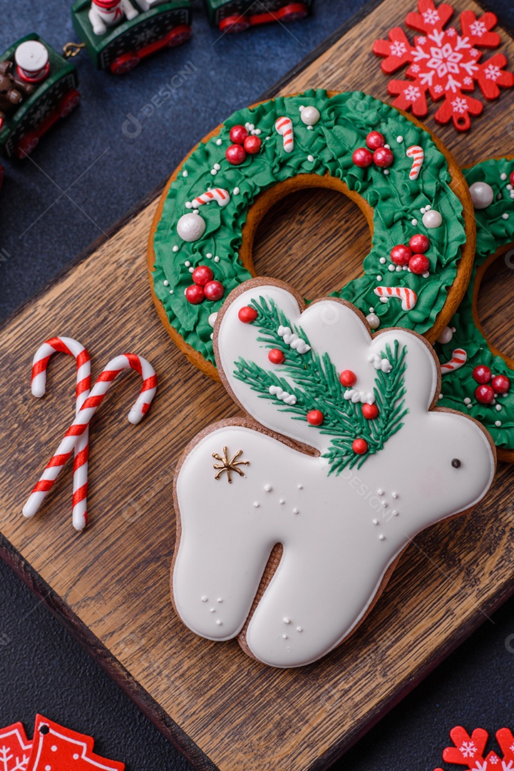 Lindo pão de Natal festivo feito à mão com elementos de decoração sobre um fundo escuro de concreto