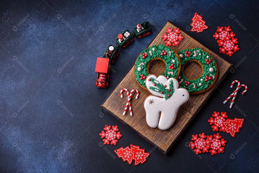Lindo pão de Natal festivo feito à mão com elementos de decoração sobre um fundo escuro de concreto