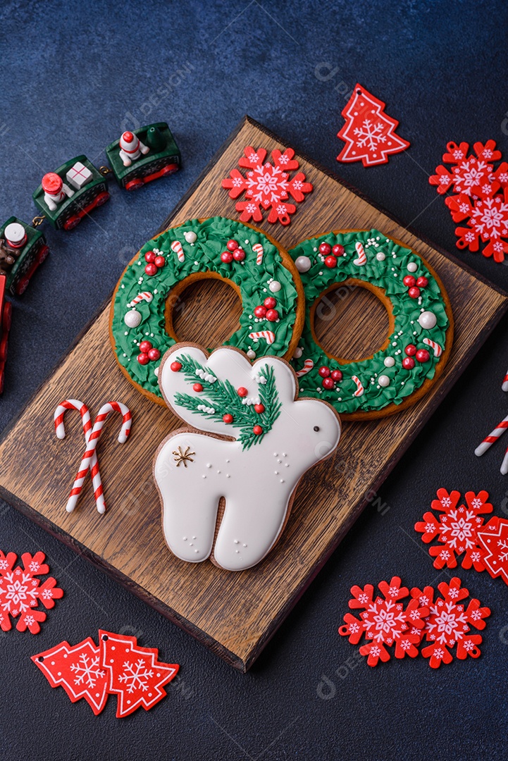 Lindo pão de Natal festivo feito à mão com elementos de decoração sobre um fundo escuro de concreto