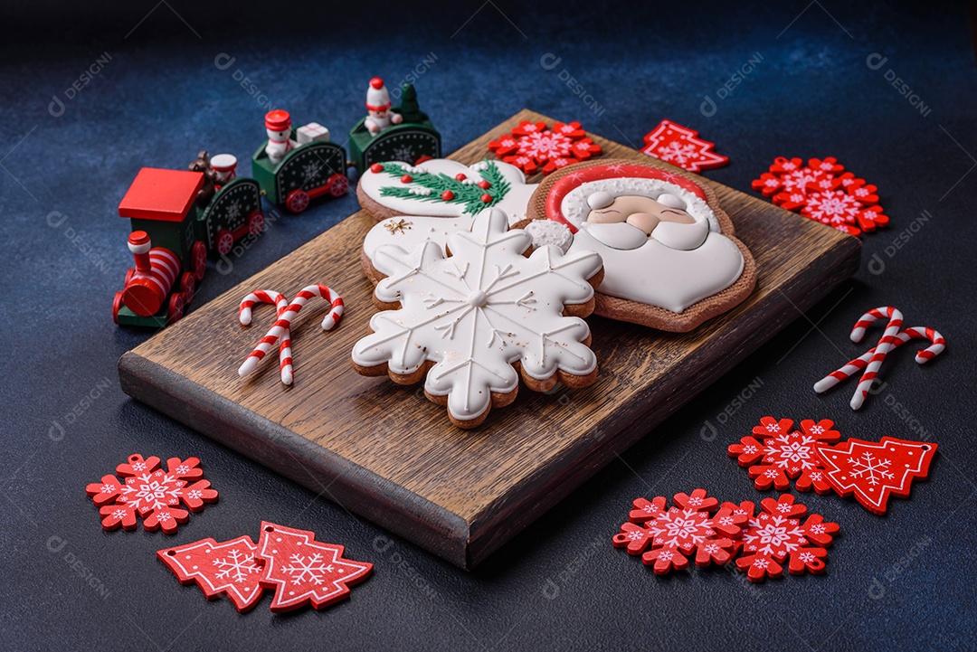 Lindo pão de Natal festivo feito à mão com elementos de decoração sobre um fundo escuro de concreto