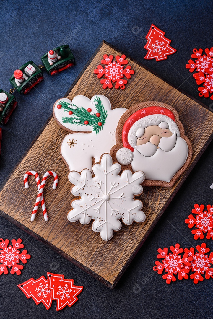 Lindo pão de Natal festivo feito à mão com elementos de decoração sobre um fundo escuro de concreto
