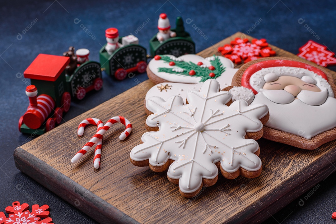 Lindo pão de Natal festivo feito à mão com elementos de decoração sobre um fundo escuro de concreto