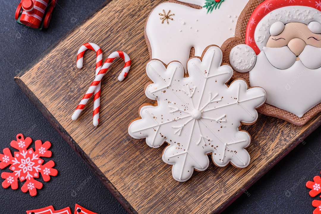 Lindo pão de Natal festivo feito à mão com elementos de decoração sobre um fundo escuro de concreto