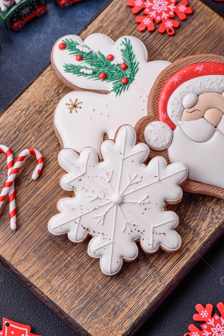 Lindo pão de Natal festivo feito à mão com elementos de decoração sobre um fundo escuro de concreto