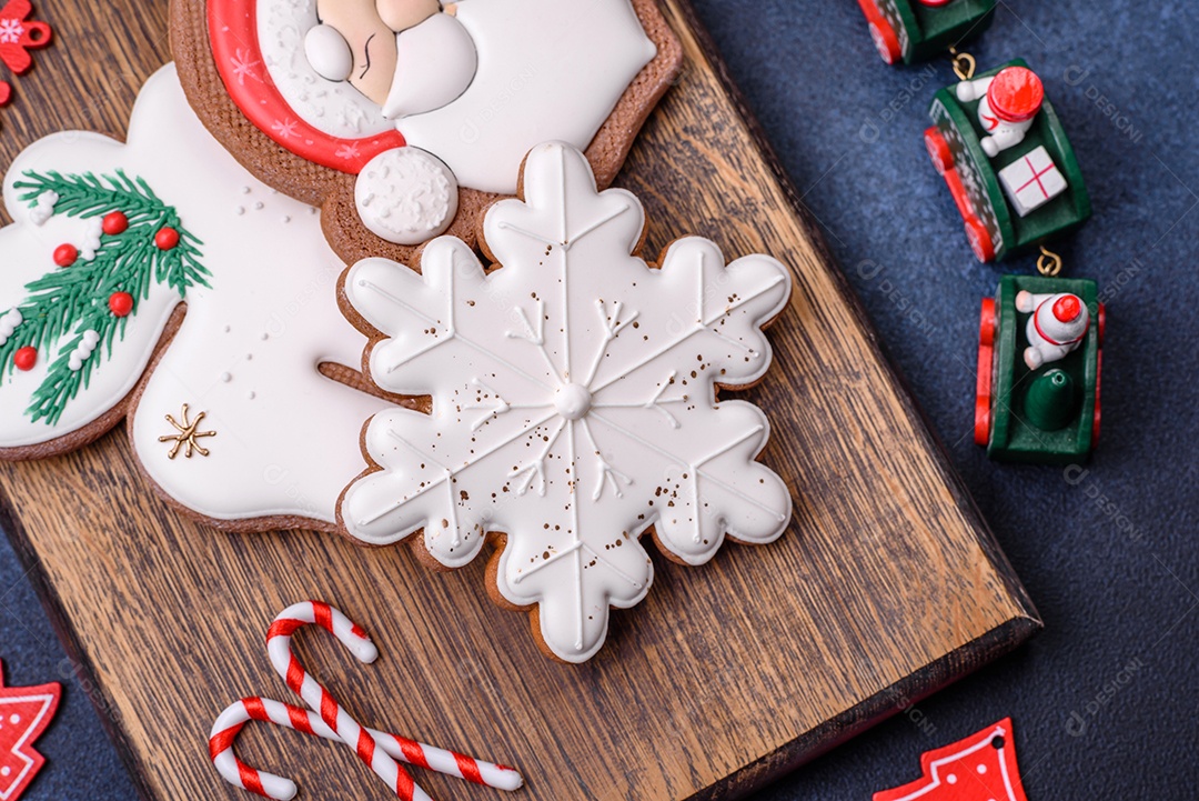 Lindo pão de Natal festivo feito à mão com elementos de decoração sobre um fundo escuro de concreto