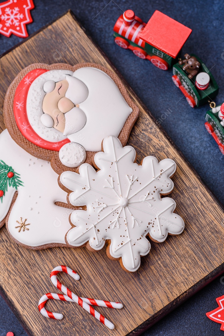 Lindo pão de Natal festivo feito à mão com elementos de decoração sobre um fundo escuro de concreto