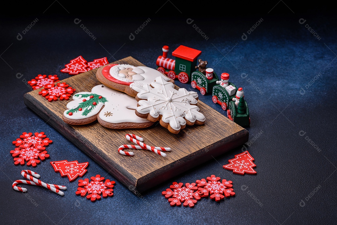 Lindo pão de Natal festivo feito à mão com elementos de decoração sobre um fundo escuro de concreto