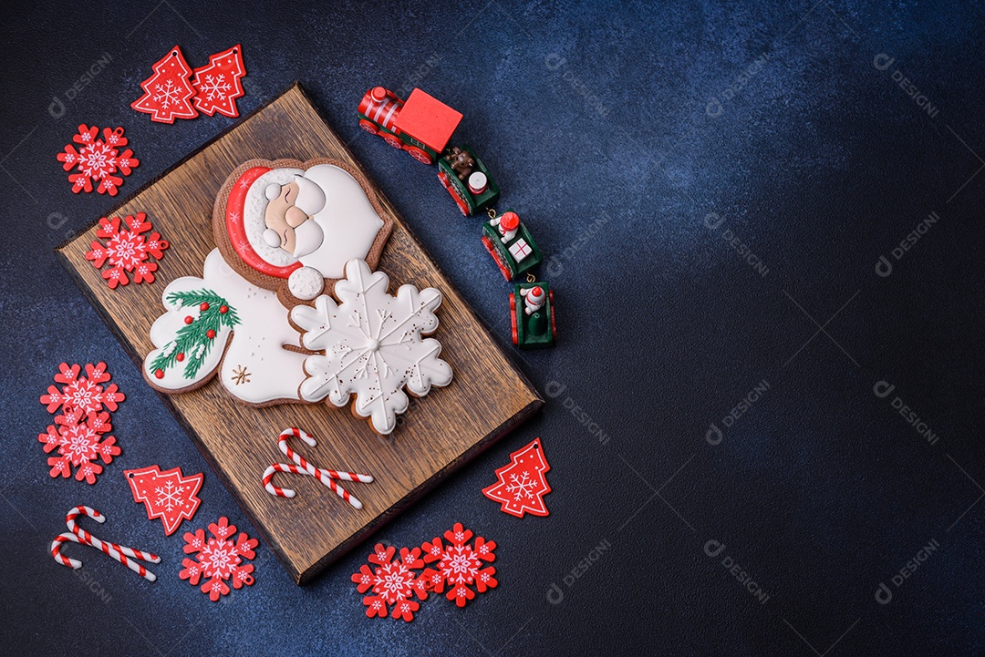 Lindo pão de Natal festivo feito à mão com elementos de decoração sobre um fundo escuro de concreto