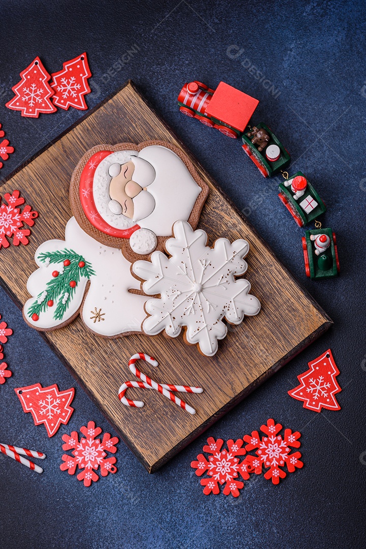 Lindo pão de Natal festivo feito à mão com elementos de decoração sobre um fundo escuro de concreto