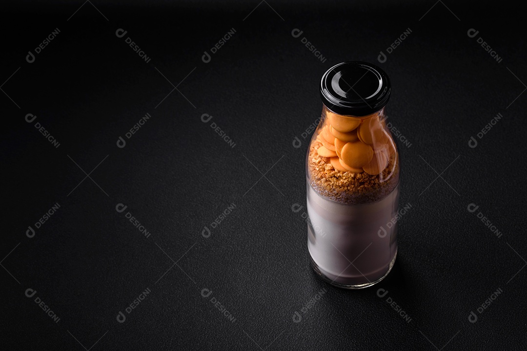 Ingredientes para fazer deliciosas panquecas doces porcionadas em garrafa. Receita para cozimento caseiro