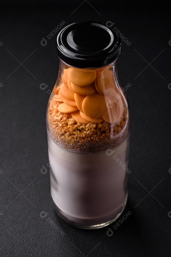 Ingredientes para fazer deliciosas panquecas doces porcionadas em garrafa. Receita para cozimento caseiro