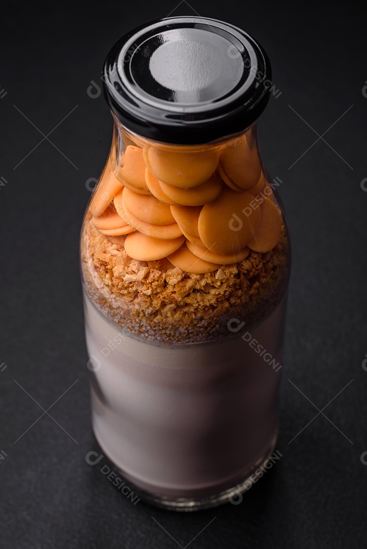 Ingredientes para fazer deliciosas panquecas doces porcionadas em garrafa. Receita para cozimento caseiro