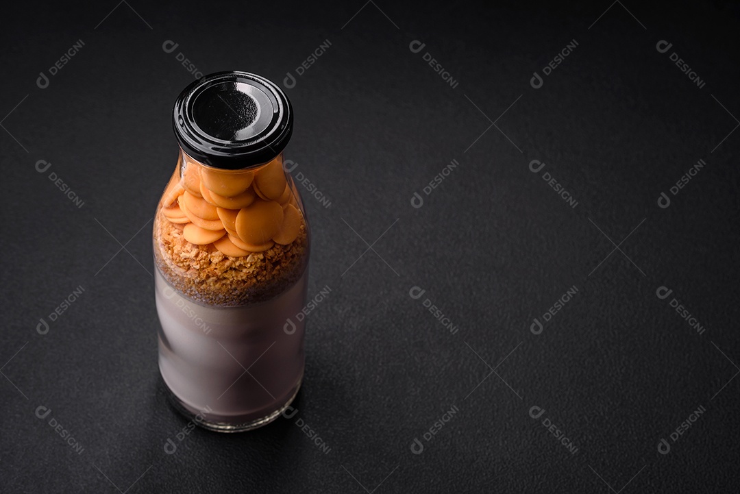 Ingredientes para fazer deliciosas panquecas doces porcionadas em garrafa. Receita para cozimento caseiro