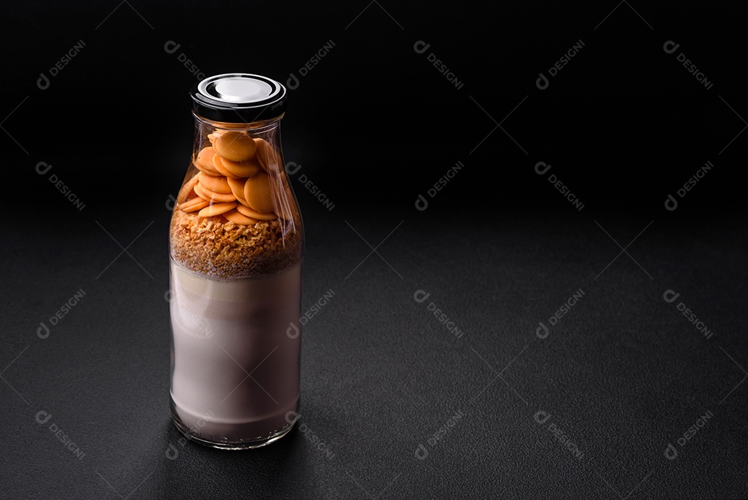 Ingredientes para fazer deliciosas panquecas doces porcionadas em garrafa. Receita para cozimento caseiro