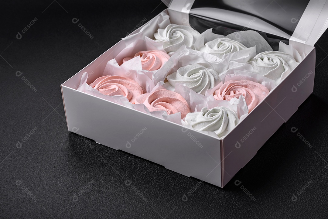 Delicioso marshmallow doce multicolorido em um fundo escuro de concreto. Doces saudáveis ​​para a mesa de jantar