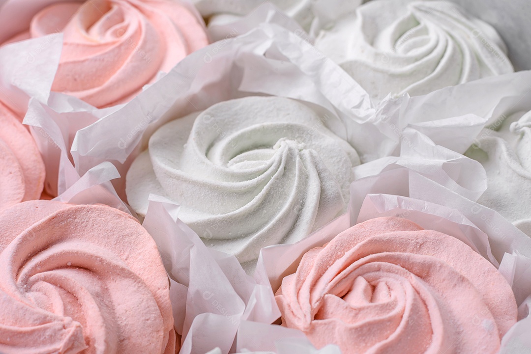 Delicioso marshmallow doce multicolorido em um fundo escuro de concreto. Doces saudáveis ​​para a mesa de jantar