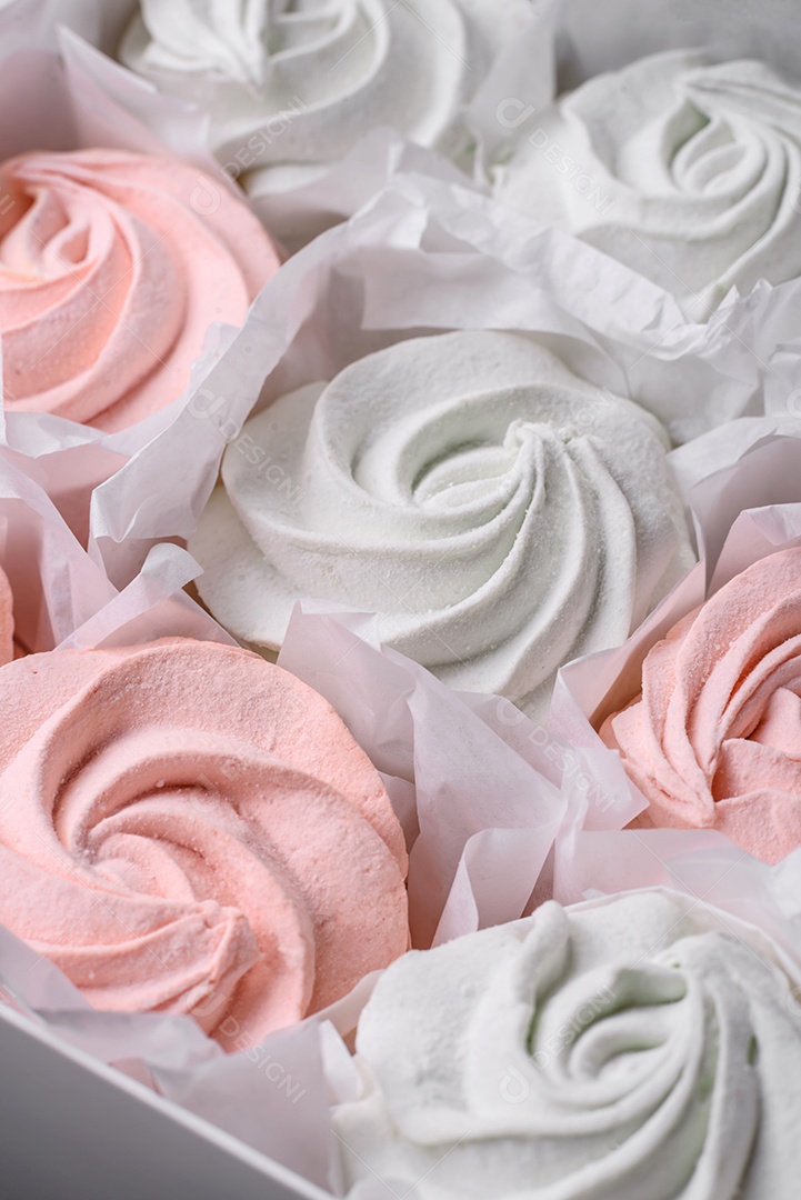 Delicioso marshmallow doce multicolorido em um fundo escuro de concreto. Doces saudáveis ​​para a mesa de jantar