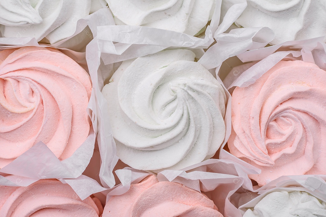 Delicioso marshmallow doce multicolorido em um fundo escuro de concreto. Doces saudáveis ​​para a mesa de jantar