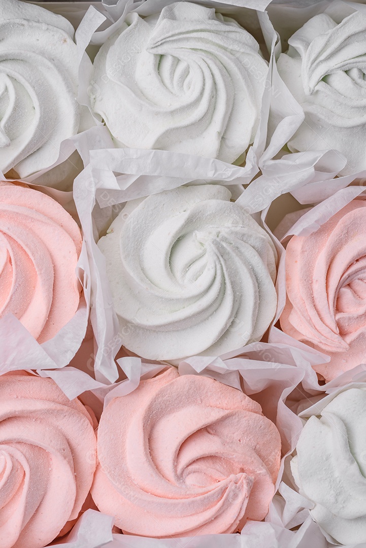 Delicioso marshmallow doce multicolorido em um fundo escuro de concreto. Doces saudáveis ​​para a mesa de jantar