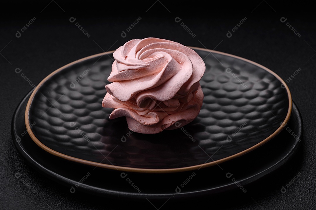 Delicioso marshmallow colorido doce em um fundo escuro de concreto. Doces saudáveis ​​para a mesa de jantar