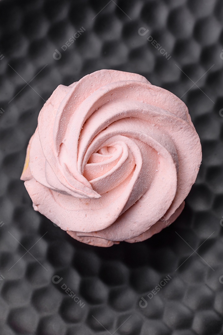 Delicioso marshmallow colorido doce em um fundo escuro de concreto. Doces saudáveis ​​para a mesa de jantar