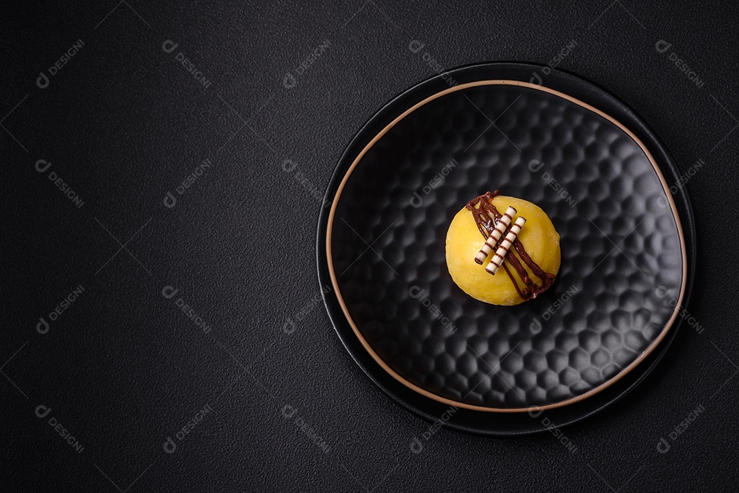 Deliciosas sobremesas mochi coloridas ou sorvete com massa de arroz e coberturas sobre um fundo escuro de concreto