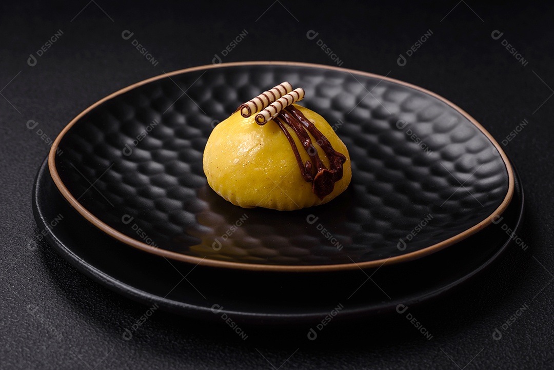 Deliciosas sobremesas mochi coloridas ou sorvete com massa de arroz e coberturas sobre um fundo escuro de concreto