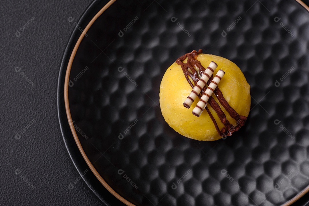 Deliciosas sobremesas mochi coloridas ou sorvete com massa de arroz e coberturas sobre um fundo escuro de concreto