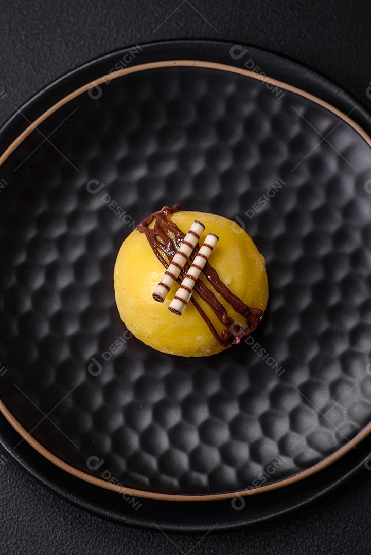 Deliciosas sobremesas mochi coloridas ou sorvete com massa de arroz e coberturas sobre um fundo escuro de concreto