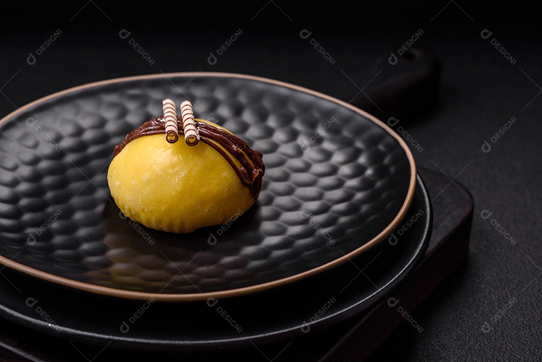 Deliciosas sobremesas mochi coloridas ou sorvete com massa de arroz e coberturas sobre um fundo escuro de concreto