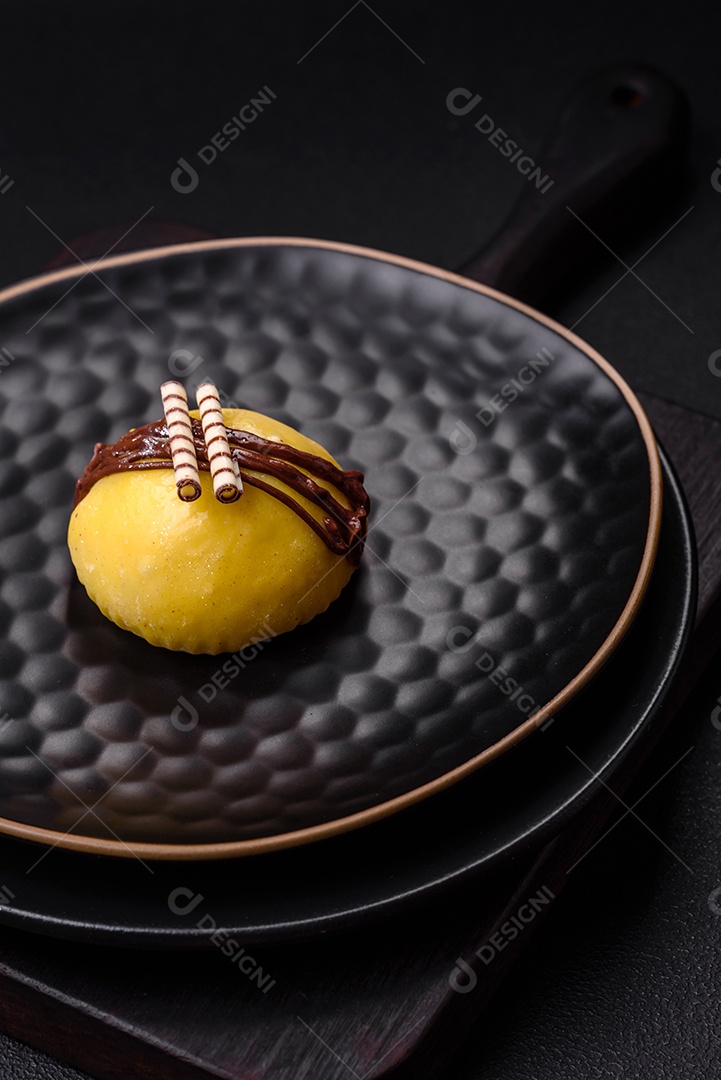 Deliciosas sobremesas mochi coloridas ou sorvete com massa de arroz e coberturas sobre um fundo escuro de concreto