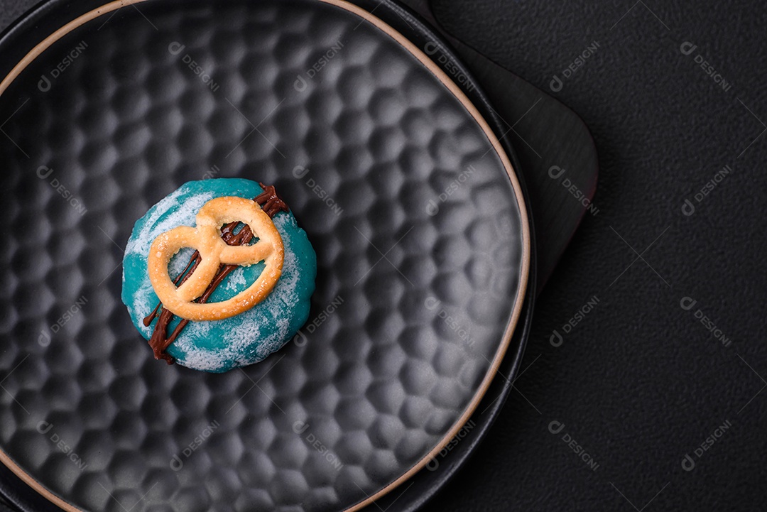 Deliciosas sobremesas mochi coloridas ou sorvete com massa de arroz e coberturas sobre um fundo escuro de concreto