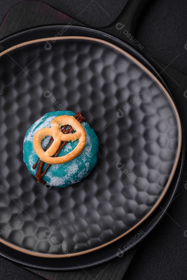 Deliciosas sobremesas mochi coloridas ou sorvete com massa de arroz e coberturas sobre um fundo escuro de concreto
