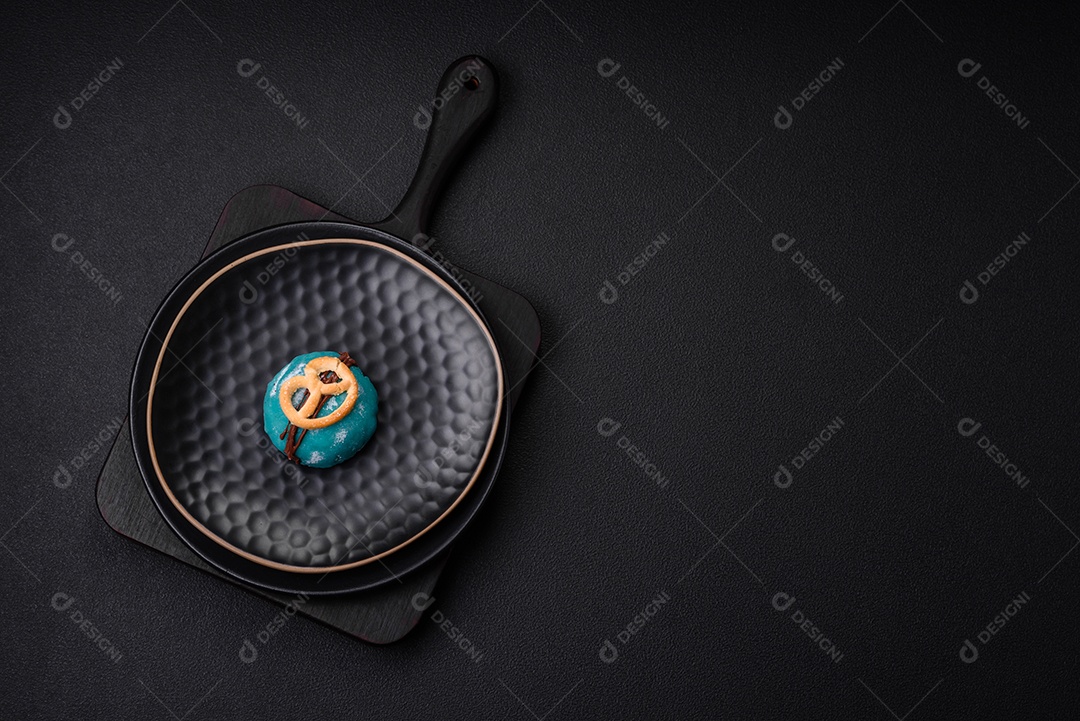 Deliciosas sobremesas mochi coloridas ou sorvete com massa de arroz e coberturas sobre um fundo escuro de concreto