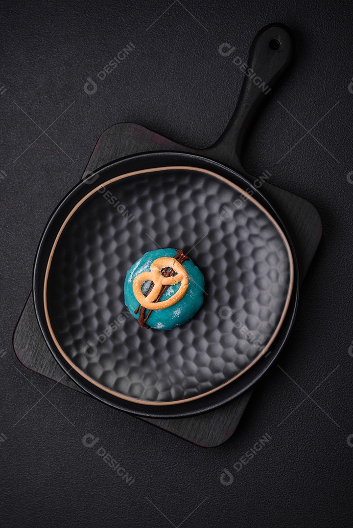 Deliciosas sobremesas mochi coloridas ou sorvete com massa de arroz e coberturas sobre um fundo escuro de concreto