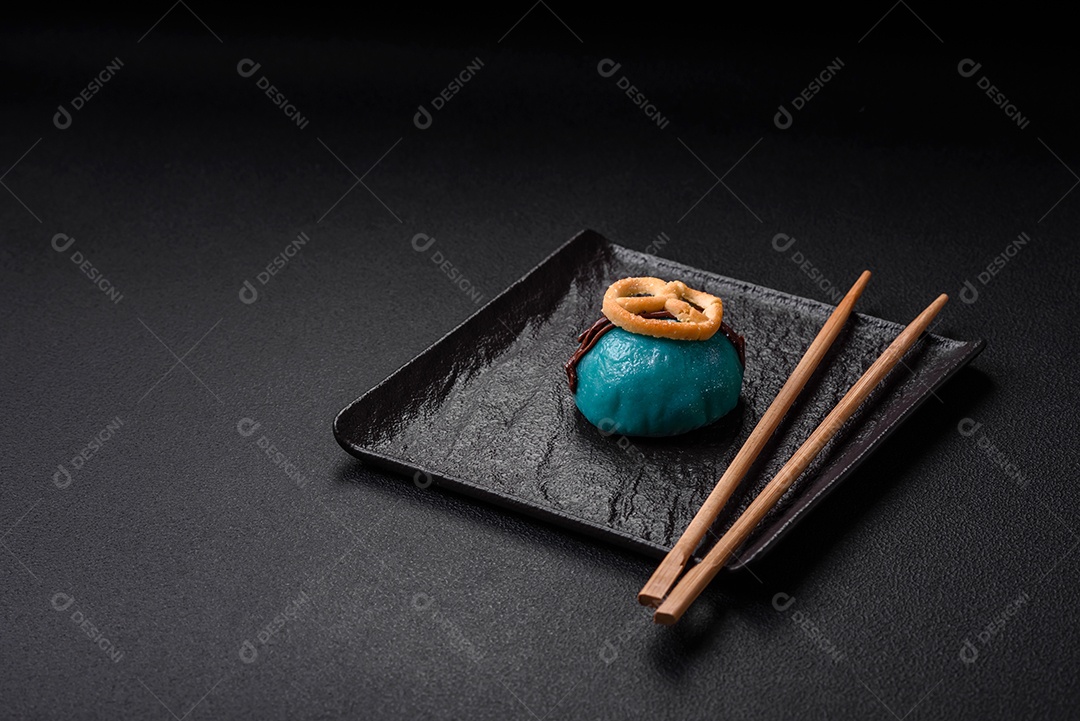 Deliciosas sobremesas mochi coloridas ou sorvete com massa de arroz e coberturas sobre um fundo escuro de concreto