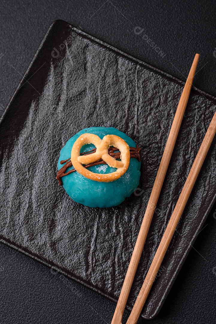 Deliciosas sobremesas mochi coloridas ou sorvete com massa de arroz e coberturas sobre um fundo escuro de concreto