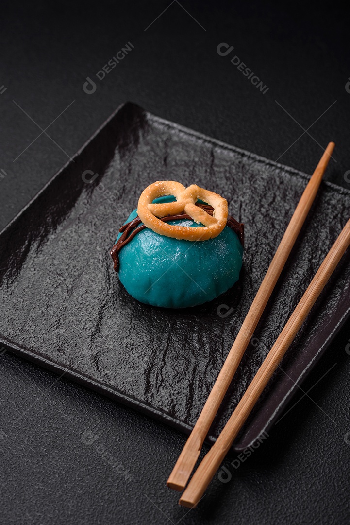 Deliciosas sobremesas mochi coloridas ou sorvete com massa de arroz e coberturas sobre um fundo escuro de concreto