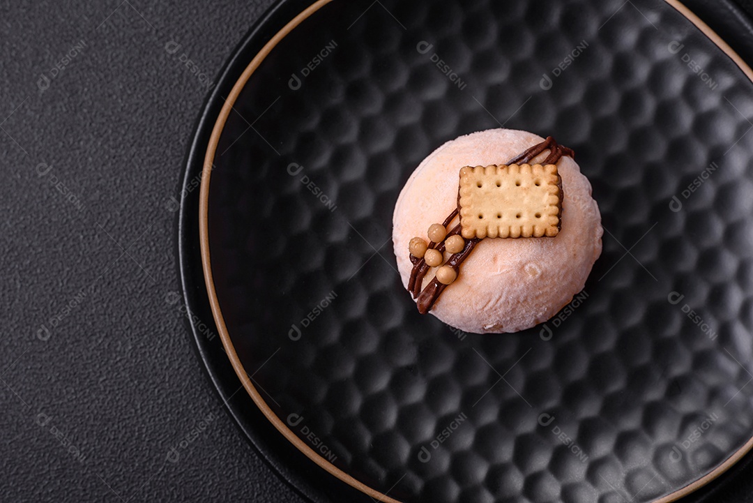 Deliciosas sobremesas mochi coloridas ou sorvete com massa de arroz e coberturas sobre um fundo escuro de concreto