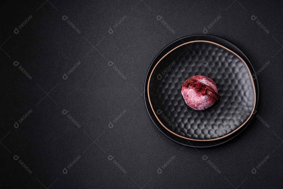 Deliciosas sobremesas mochi coloridas ou sorvete com massa de arroz e coberturas sobre um fundo escuro de concreto