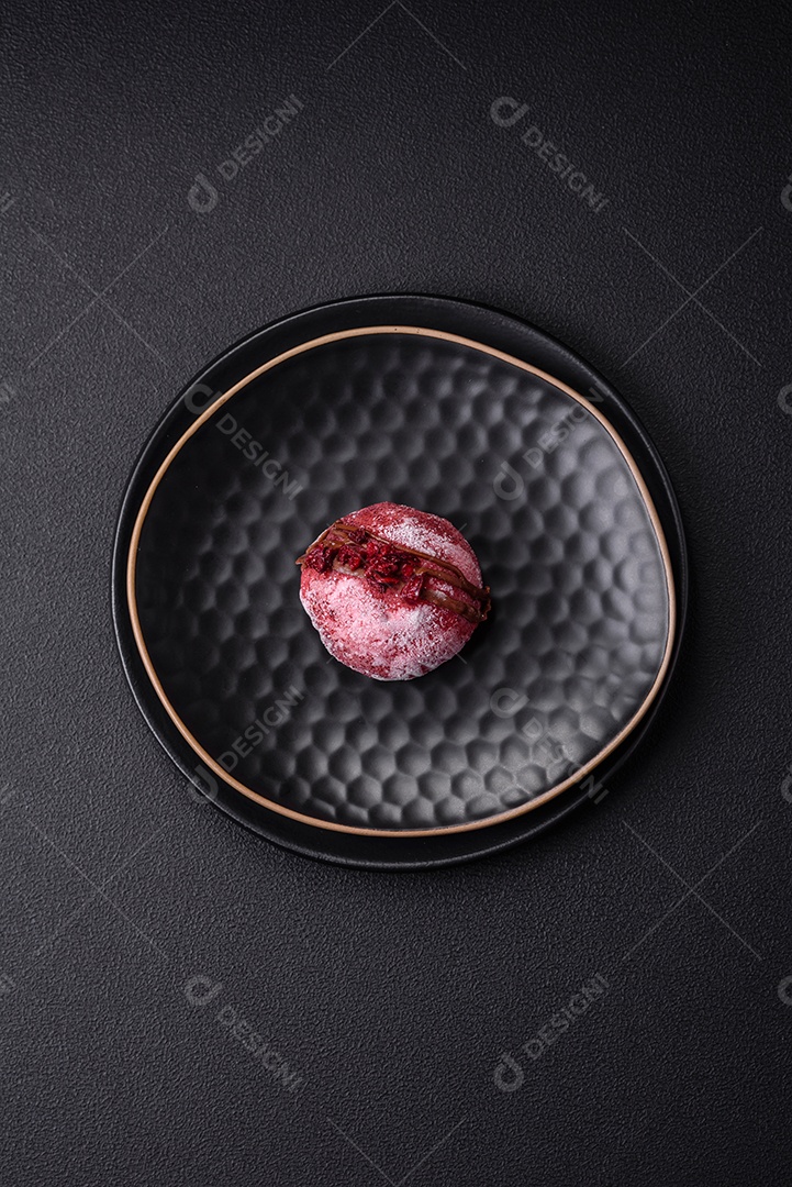 Deliciosas sobremesas mochi coloridas ou sorvete com massa de arroz e coberturas sobre um fundo escuro de concreto