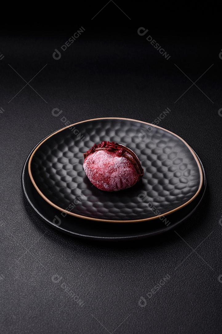 Deliciosas sobremesas mochi coloridas ou sorvete com massa de arroz e coberturas sobre um fundo escuro de concreto