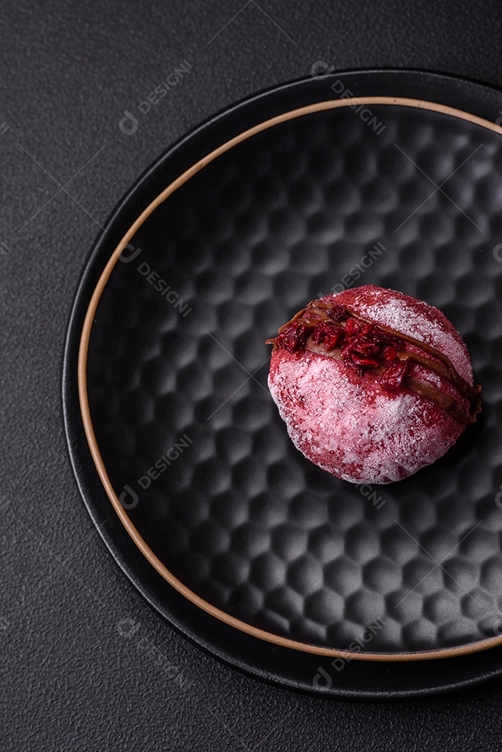 Deliciosas sobremesas mochi coloridas ou sorvete com massa de arroz e coberturas sobre um fundo escuro de concreto