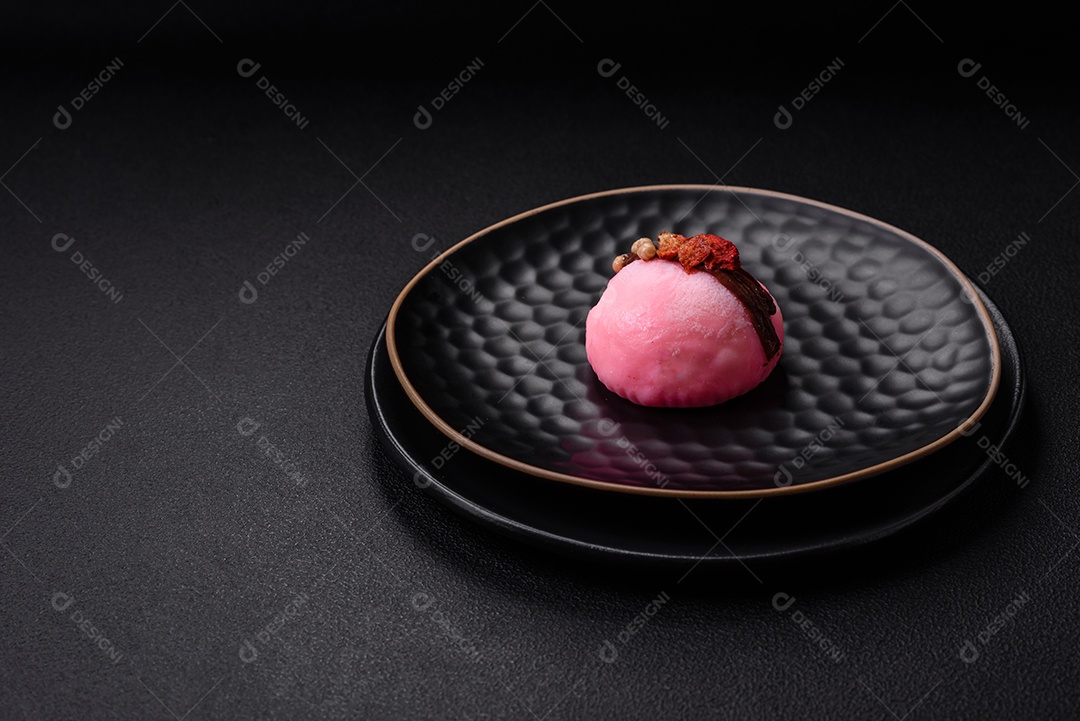 Deliciosas sobremesas mochi coloridas ou sorvete com massa de arroz e coberturas sobre um fundo escuro de concreto
