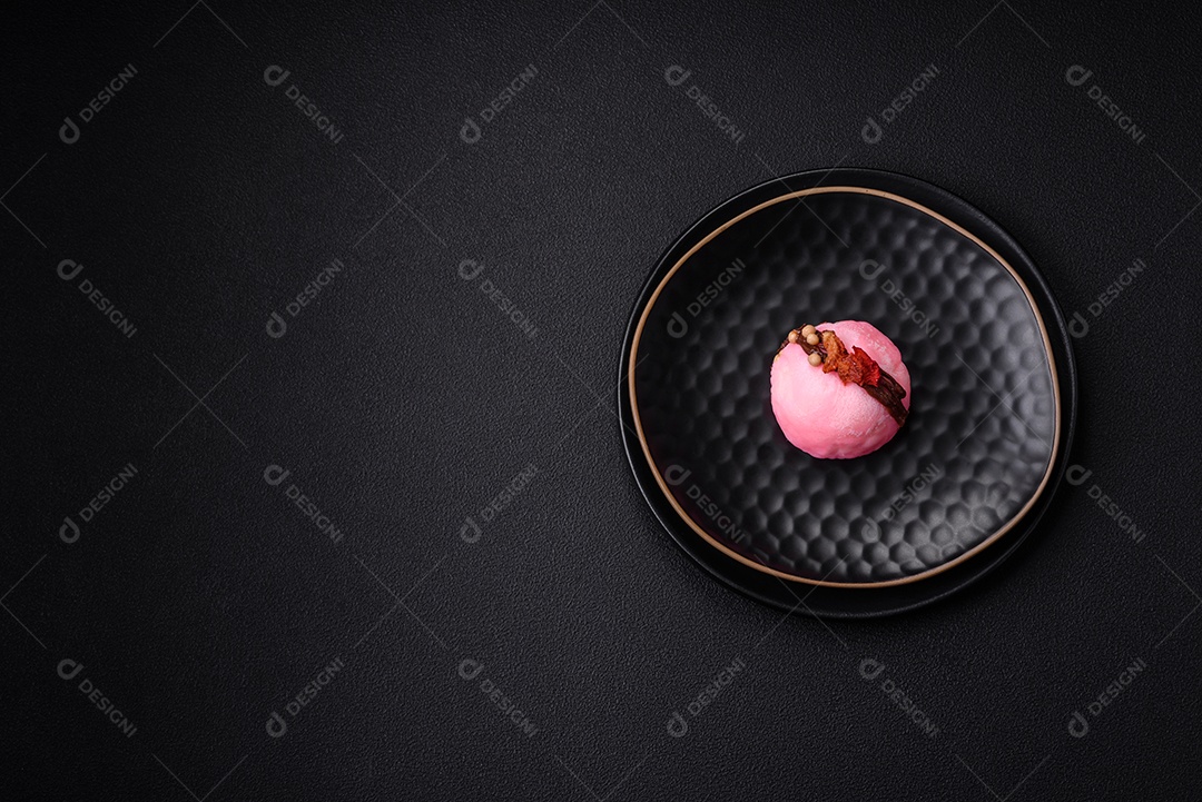 Deliciosas sobremesas mochi coloridas ou sorvete com massa de arroz e coberturas sobre um fundo escuro de concreto