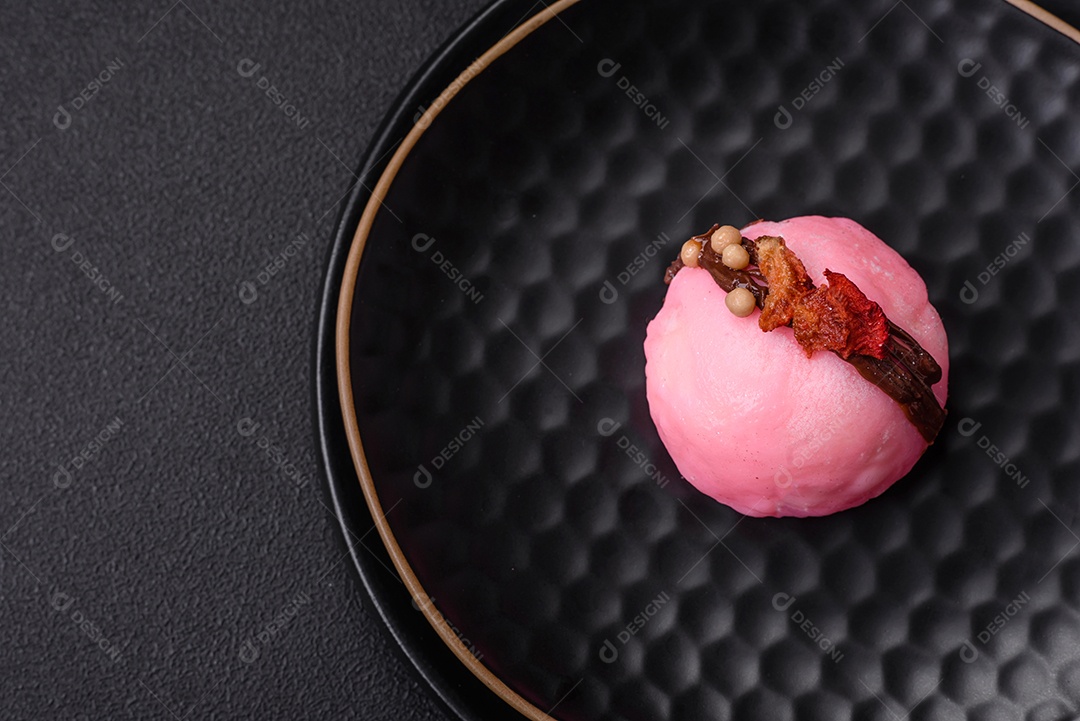 Deliciosas sobremesas mochi coloridas ou sorvete com massa de arroz e coberturas sobre um fundo escuro de concreto