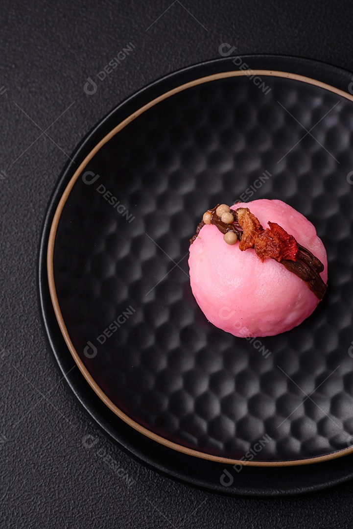 Deliciosas sobremesas mochi coloridas ou sorvete com massa de arroz e coberturas sobre um fundo escuro de concreto