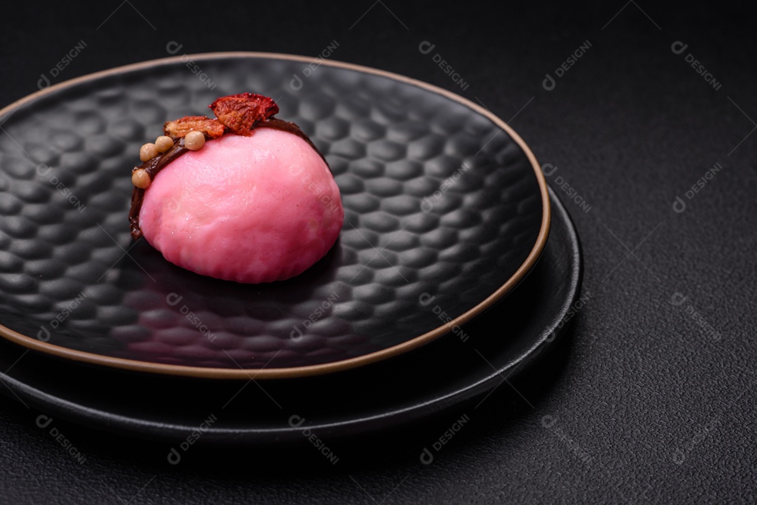 Deliciosas sobremesas mochi coloridas ou sorvete com massa de arroz e coberturas sobre um fundo escuro de concreto