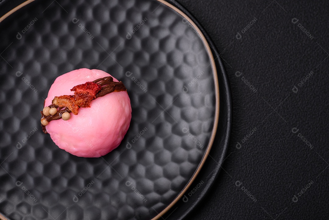 Deliciosas sobremesas mochi coloridas ou sorvete com massa de arroz e coberturas sobre um fundo escuro de concreto