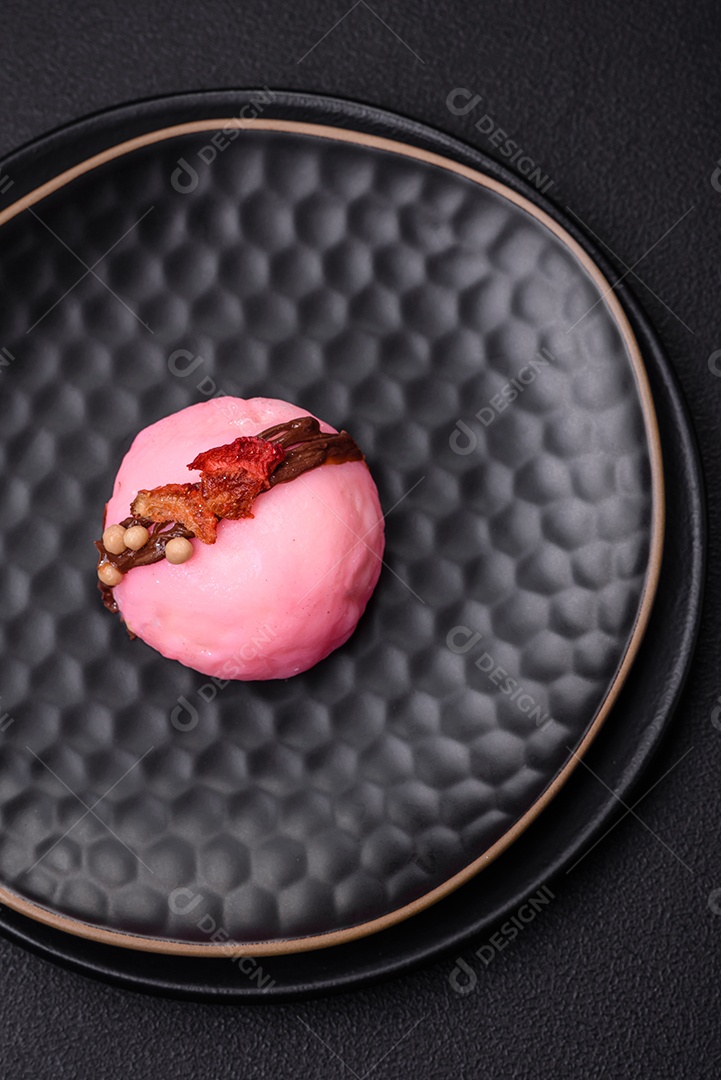 Deliciosas sobremesas mochi coloridas ou sorvete com massa de arroz e coberturas sobre um fundo escuro de concreto